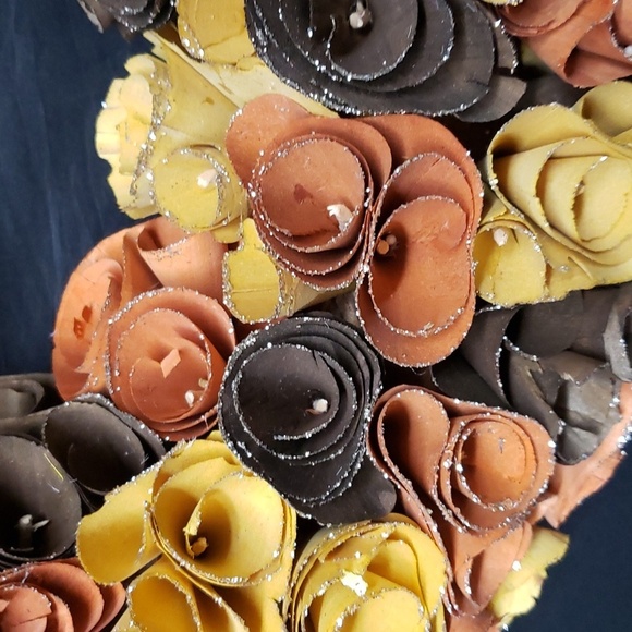 The Farmhouse Rachel Ashwell NWT Glittered Wood Curl Flowers Wreath - Picture 4 of 5